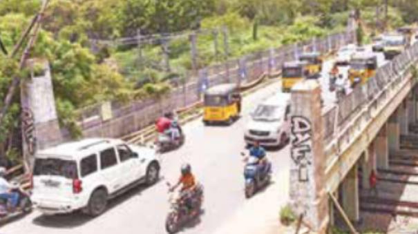 அணுகு சாலை அமைக்க ரெயில் நிலையம் முன் ஆக்கிரமிப்பு கடைகளை அகற்ற நோட்டீஸ்: நெடுஞ்சாலைத்துறை அதிகாரிகள் தகவல்