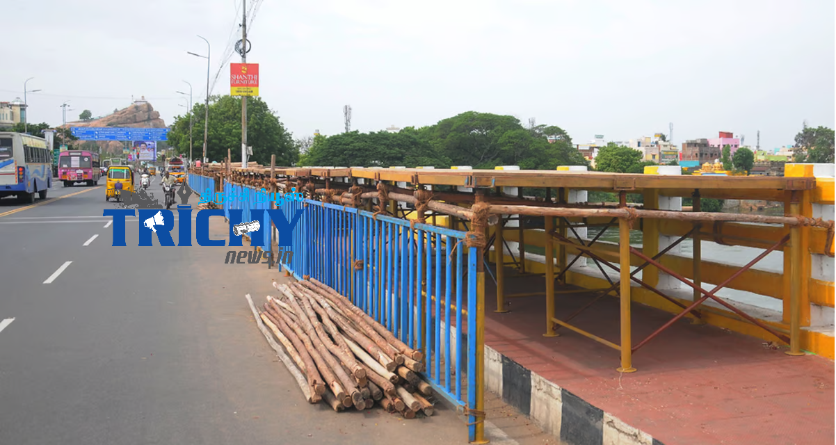 காவிரி ஆற்றுப் பாலத்தில் விநாயகா் சிலைகளை ஆற்றில் கரைப்பதற்கு அமைக்கப்பட்டுள்ள பாதுகாப்பு தடுப்பு கட்டைகள்