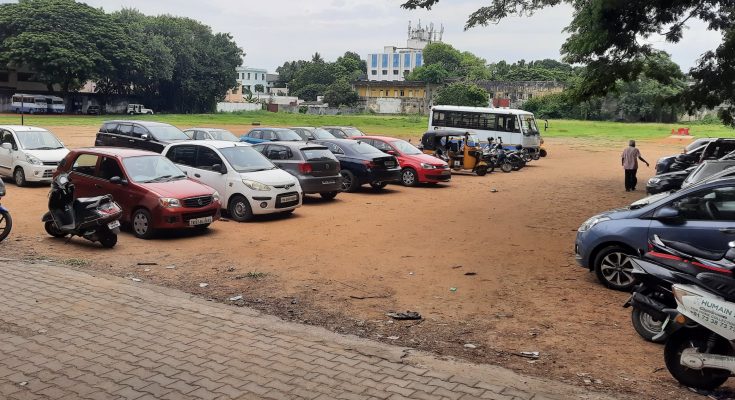 மலைக்கோட்டை கோவிலுக்கு வரும் பக்தர்களுக்கு வசதியாக கார் மற்றும் இரு சக்கர வாகனங்களுக்கான பார்க்கிங் வசதி