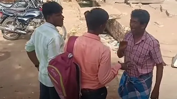 கடனை கட்டாத விவசாயி.. தாக்கிய ஊழியர்கள்..பொதுமக்கள் ஓடி வந்து மீட்டனர்.